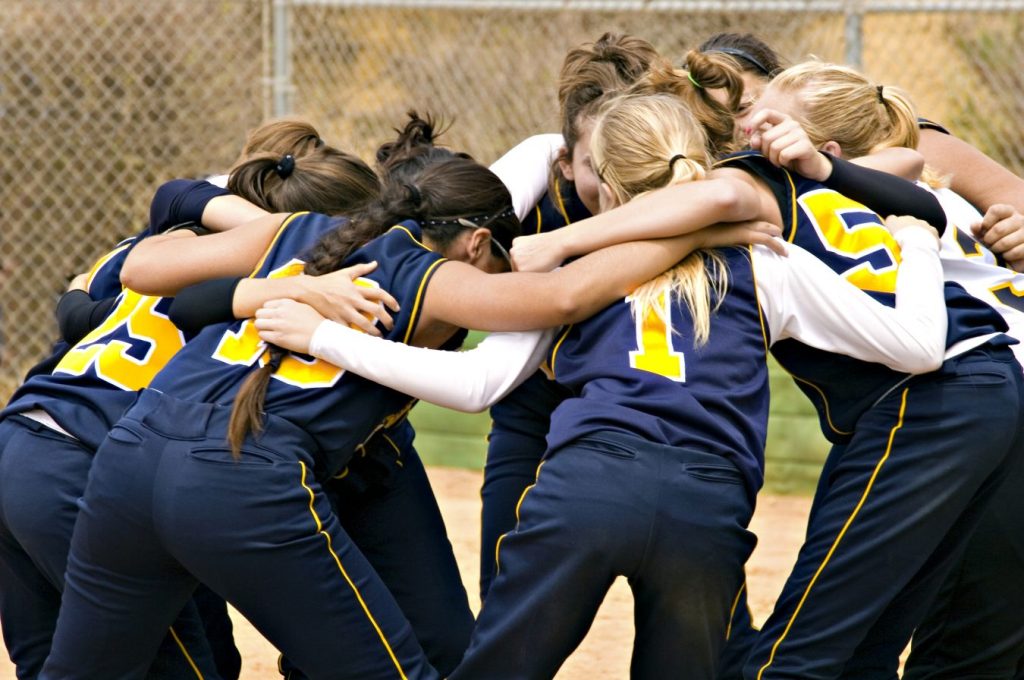 Image of girls spors team in a huddle
