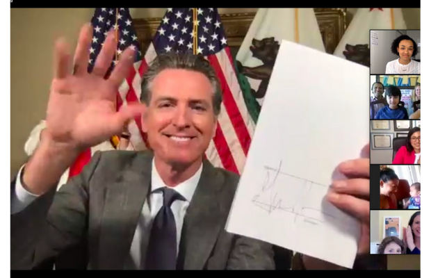 El Gobernador Gavin Newsom firma el proyecto de ley SB 1383 durante la ceremonia del Zoom